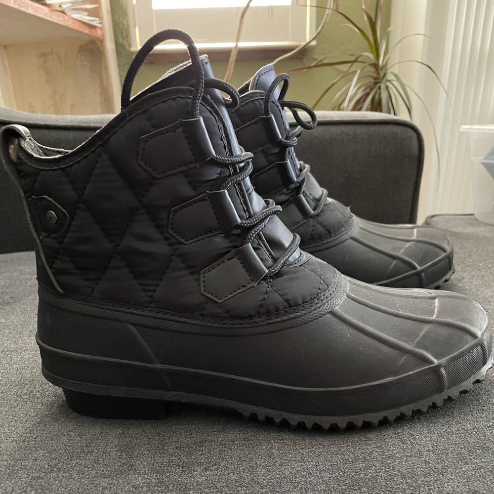 Brand new womens black quilted winter “duck” boot
